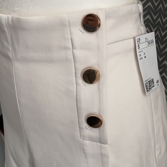 Gold and cream shorts size 8 NWT - Picture 2 of 3